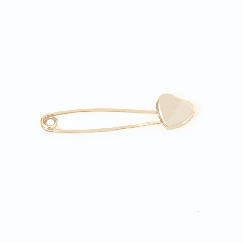 Alfiler de seguridad para bebé (imperdible) en oro amarillo 14k, con un delicado dije colgante en forma de corazón. Joyería Sol de Oro.