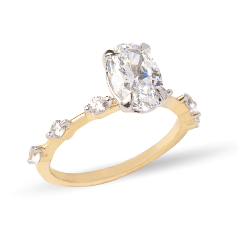 Anillo de compromiso en oro 14K con zirconia Swarovski corte ovalado, diseño elegante y sofisticado.