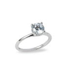 Anillo de compromiso solitario en oro blanco 14K con zirconia corte redondo, diseño clásico y elegante.