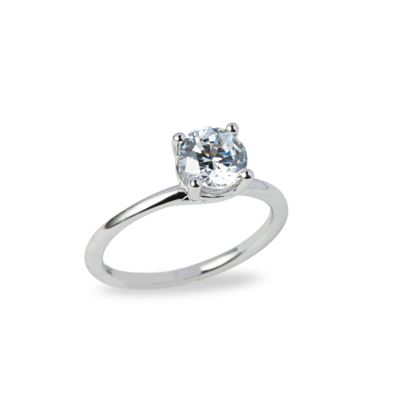 Anillo de compromiso solitario en oro blanco 14K con zirconia corte redondo, diseño clásico y elegante.