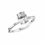 Anillo solitario en oro blanco 14K con zirconia central corte ovalado y detalles en aro