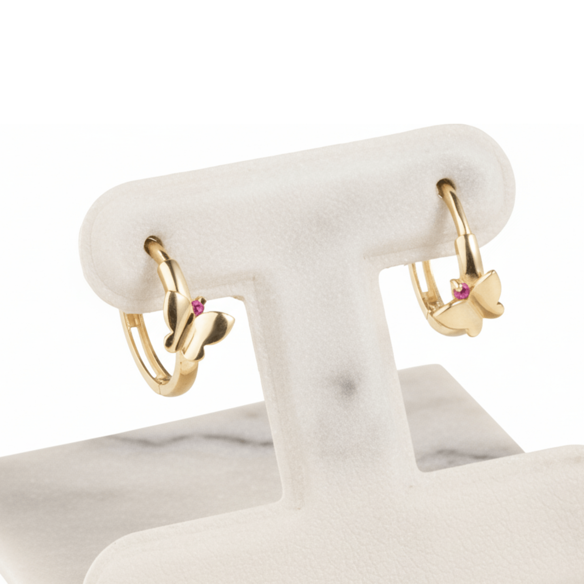 Aretes argollas en oro 14K con diseño de mariposa y piedra rosada