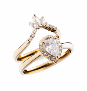 Dúo de anillos de compromiso en oro amarillo 14K con zirconias corte Pera y alianza corona