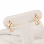 Aretes argollas entrelazadas oro 14K con zirconias brillantes