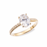 Anillo solitario ovalado con banda pavé en oro blanco o amarillo 14K con zirconia central brillante