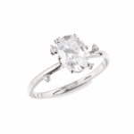 Anillo solitario ovalado con acentos en oro blanco o amarillo 14K con zirconia central brillante