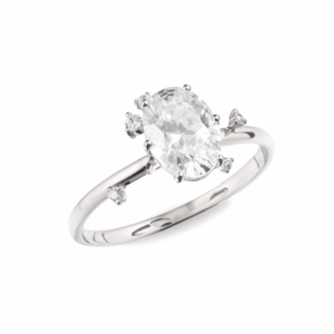 Anillo solitario ovalado con acentos en oro blanco o amarillo 14K con zirconia central brillante