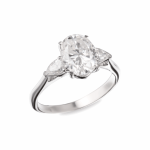 Anillo de compromiso tres piedras en oro blanco o amarillo 14K con zirconia central corte ovalado