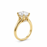 Anillo en oro 14K blanco y amarillo con diamante lab grown redondo de 2.00 ct y acentos de diamantes.