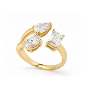 Anillo triple en oro amarillo 14K con diamantes Lab Grown corte esmeralda, pera y ovalado en diseño abierto