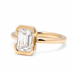 Anillo de compromiso Lab Grown corte esmeralda en oro amarillo 14K